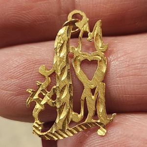 14kt Yellow gold not plated #1 mom pendant weighs .6 gram measures .90"